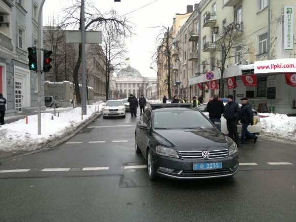 СРОЧНО: Кортеж Порошенко сбил пенсионера (ФОТО, ВИДЕО) | Русская весна