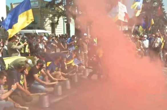 Под Радой «сожгли мову», начались стычки протестующих с полицией (ФОТО, ВИДЕО) | Русская весна