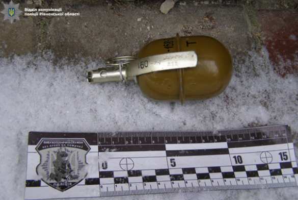 Под Ровно мужчине во двор подбросили петушка с гранатой (ФОТО) | Русская весна