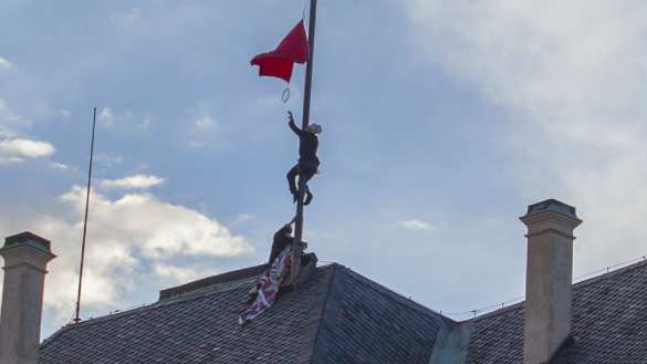 В Чехии судят троих человек, которые вывесили красные трусы над резиденцией президента (+ВИДЕО, ФОТО) | Русская весна