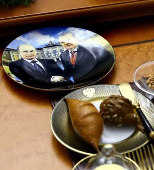Тарелки с изображением рукопожатия: как принимали Эрдогана (ФОТО) | Русская весна