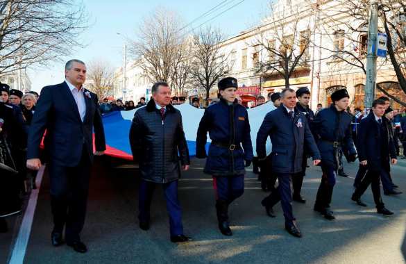 Тысячи крымчан вышли на улицы праздновать вторую годовщину воссоединения полуострова с Россией (ФОТО, ВИДЕО) | Русская весна