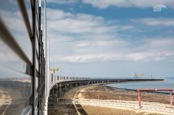 Финишная прямая: вдоль автотрассы Крымского моста устанавливают шумозащитные экраны (ФОТО) | Русская весна