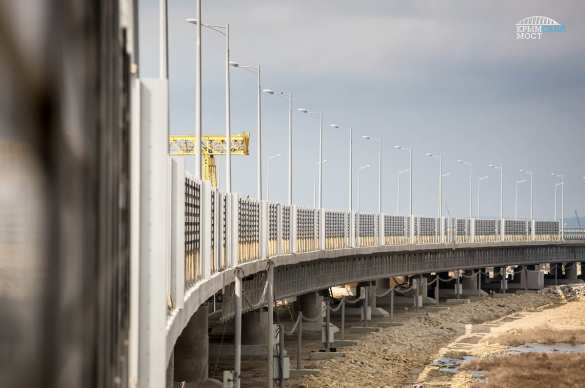 Финишная прямая: вдоль автотрассы Крымского моста устанавливают шумозащитные экраны (ФОТО) | Русская весна