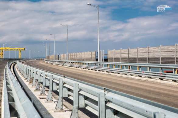 Финишная прямая: вдоль автотрассы Крымского моста устанавливают шумозащитные экраны (ФОТО) | Русская весна