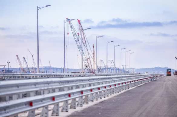 На Крымском мосту устанавливают ограждения и мачты освещения (ФОТО) | Русская весна
