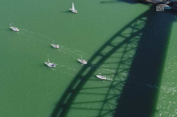 Парусная регата прошла под аркой Крымского моста (ФОТО, ВИДЕО) | Русская весна