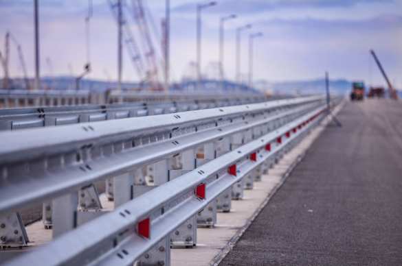 На Крымском мосту устанавливают ограждения и мачты освещения (ФОТО) | Русская весна
