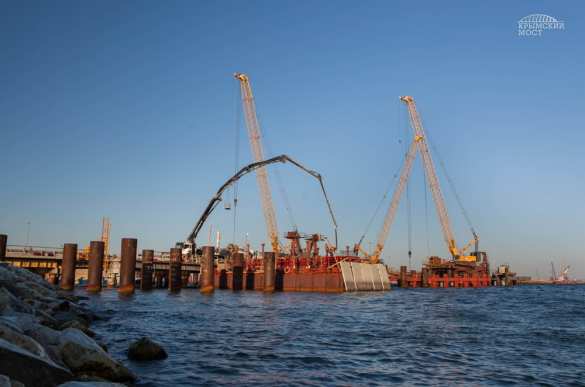 «Мы устойчиво вышли в акваторию» — как продвигается строительство Крымского моста (ФОТО) | Русская весна