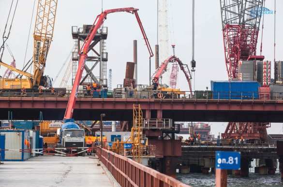 Свайные работы по строительству моста в Крым наполовину завершены (ФОТО) | Русская весна