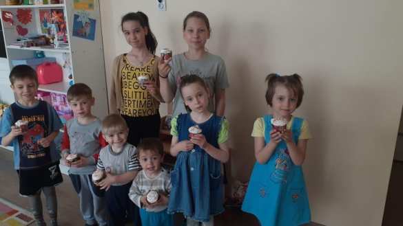 Выпускники детских домов передали одиноким пенсионерам и детям-сиротам пасхальные куличи (ФОТО) | Русская весна
