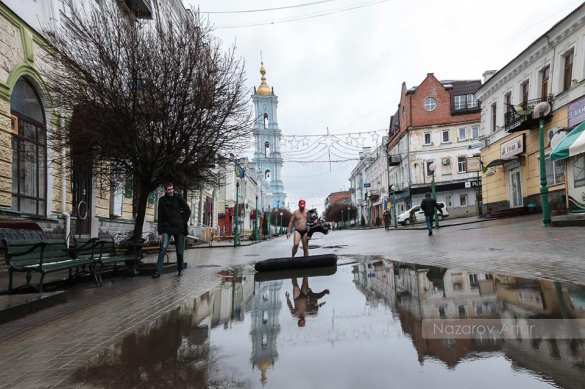 В Сумах местный житель «плавал» на надувном матрасе по центральной улице города (ФОТО, ВИДЕО) | Русская весна