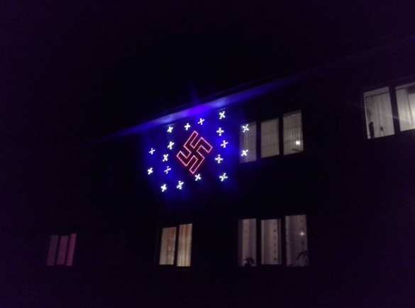 С Новым годом! Горящая свастика украсила дом в Латвии (ФОТО, ВИДЕО) | Русская весна