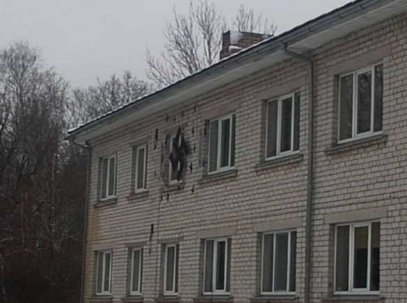 С Новым годом! Горящая свастика украсила дом в Латвии (ФОТО, ВИДЕО) | Русская весна