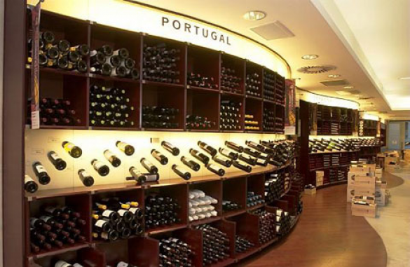 Типичная Украина: в центре Киева с оружием захватили элитный винный бутик | Русская весна