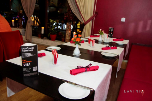 Типичная Украина: в центре Киева с оружием захватили элитный винный бутик | Русская весна