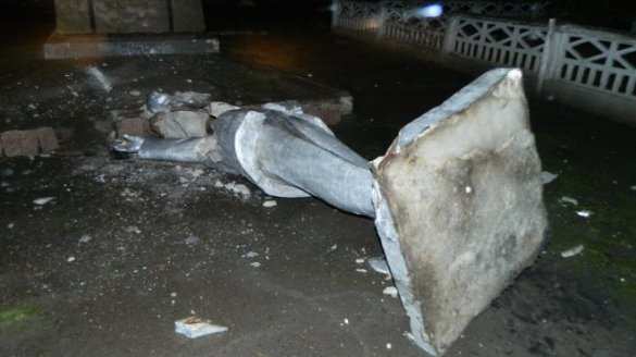 В пригороде Одессы в ночь на 25 января разбили памятник Ленину (ФОТО) | Русская весна