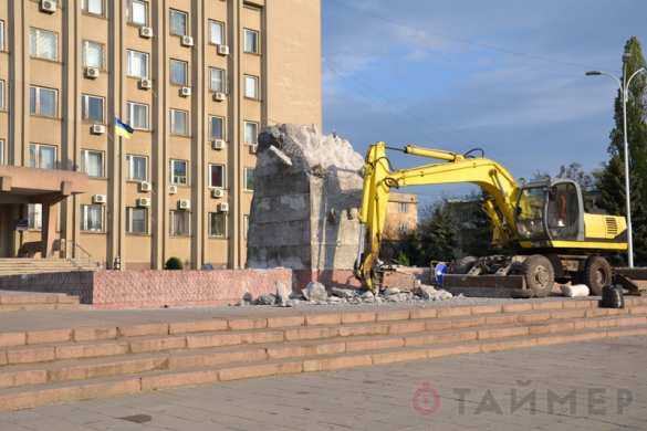 В Одесской области третью неделю пытаются снести постамент от памятника Ленину (ФОТО) | Русская весна