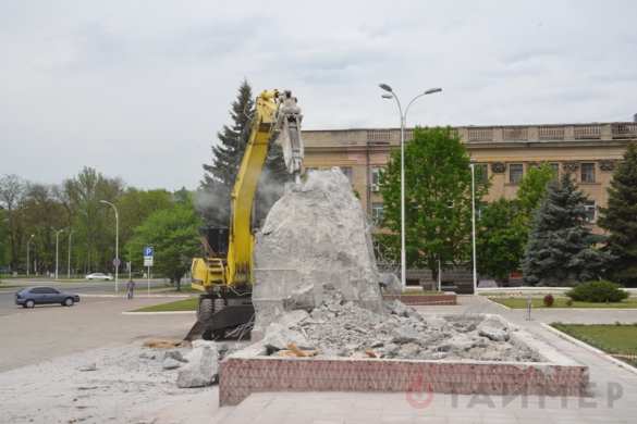 В Одесской области третью неделю пытаются снести постамент от памятника Ленину (ФОТО) | Русская весна