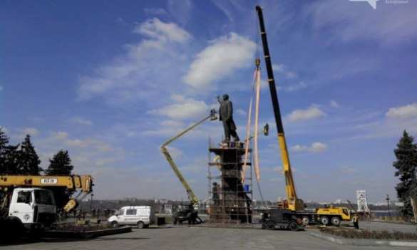 В Запорожье демонтируют самый большой на Украине памятник Ленину (ФОТО, ОНЛАЙН-ТРАНСЛЯЦИЯ) | Русская весна