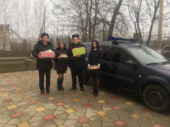 Полицейские Донецка поздравили детей-сирот с Новым годом (ФОТО) | Русская весна