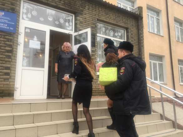 Полицейские Донецка поздравили детей-сирот с Новым годом (ФОТО) | Русская весна