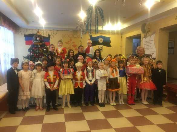 Полицейские Донецка поздравили детей-сирот с Новым годом (ФОТО) | Русская весна