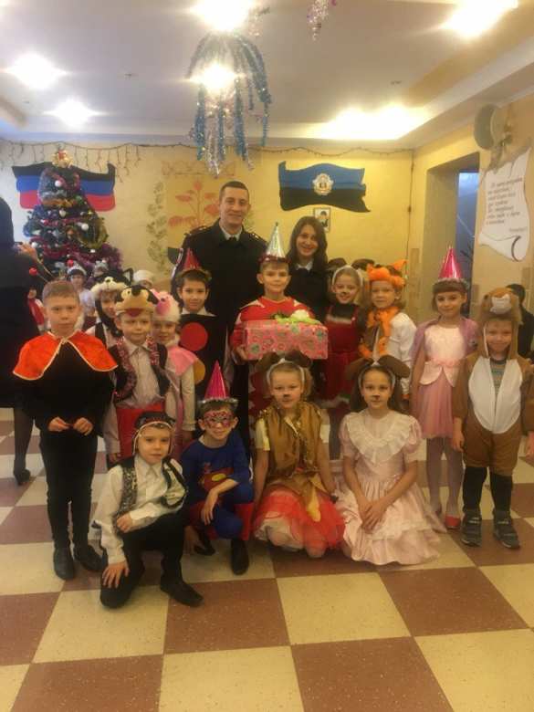 Полицейские Донецка поздравили детей-сирот с Новым годом (ФОТО) | Русская весна