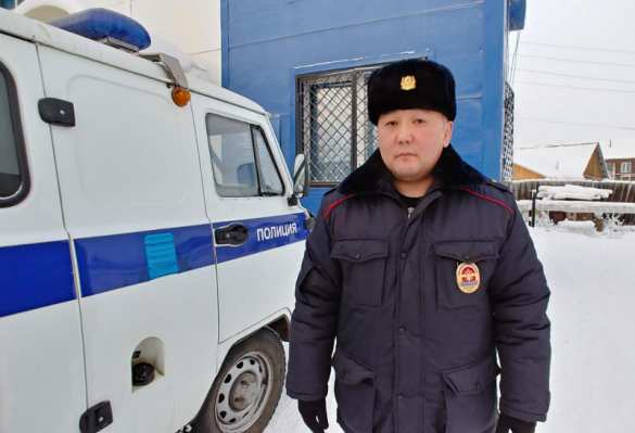 В Якутии полицейский обнаружил потерянные 100 000 рублей и вернул их владельцу (ФОТО) | Русская весна