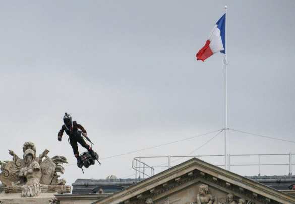 Удивительные кадры: порядок на параде в честь Дня взятия Бастилии в Париже обеспечивал «летающий спецназовец» (+ФОТО, ВИДЕО) | Русская весна
