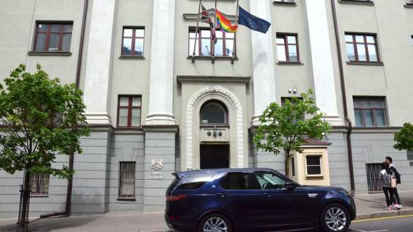 ЛГБТ-флаг над посольствами США и Великобритании в Минске, — что это было? (ФОТО, ВИДЕО) | Русская весна