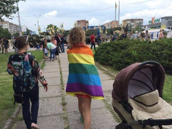 На военном параде в Мариуполе бойцы ВСУ и Ляшко поддержали марш извращенцев в Киеве (ФОТО) | Русская весна