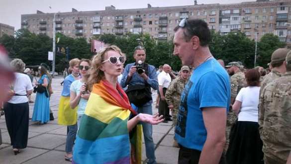 На военном параде в Мариуполе бойцы ВСУ и Ляшко поддержали марш извращенцев в Киеве (ФОТО) | Русская весна