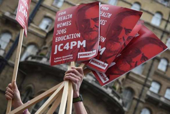 Тысячи людей вышли на улицы Лондона, требуя отставки правительства (ФОТО, ВИДЕО) | Русская весна