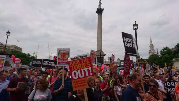 Тысячи людей вышли на улицы Лондона, требуя отставки правительства (ФОТО, ВИДЕО) | Русская весна