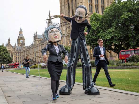 Тысячи людей вышли на улицы Лондона, требуя отставки правительства (ФОТО, ВИДЕО) | Русская весна