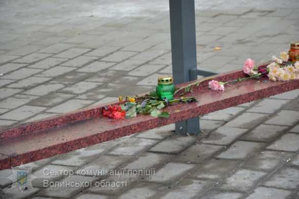 Знаки: в Луцке сгорел мемориал «погибшим за незалежность» (ФОТО) | Русская весна