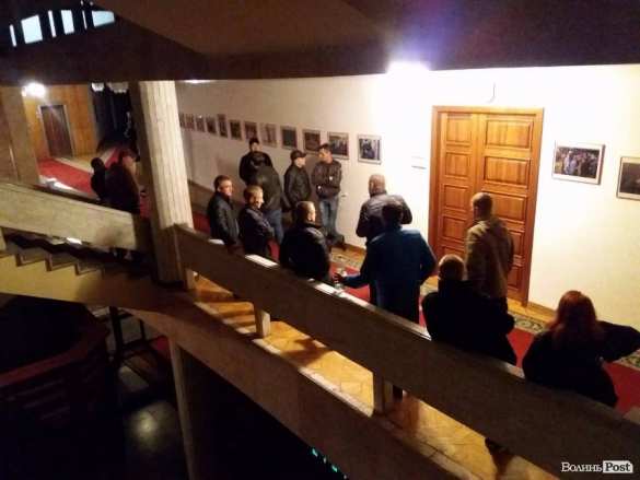 СРОЧНО: Майдан набирает обороты — в Луцке протестующие ворвались в обладминистрацию (+ФОТО) | Русская весна