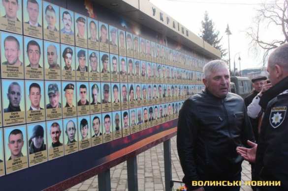 Поклонница Порошенко подралась с противником президента на митинге (ФОТО, ВИДЕО) | Русская весна