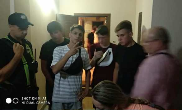 Слушали гимн СССР и бросались на «патрiотiв»: в Луцке подростки мучали майдановцев (ФОТО, ВИДЕО) | Русская весна