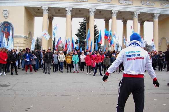 ЛНР: тысячи молодых людей с флагами России пробежали по Луганску (ФОТО) | Русская весна