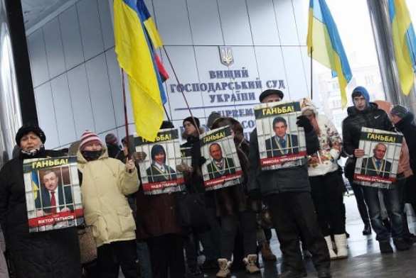 Главе ВХСУ Богдану Львову устроили «коридор позора» (фото) | Русская весна