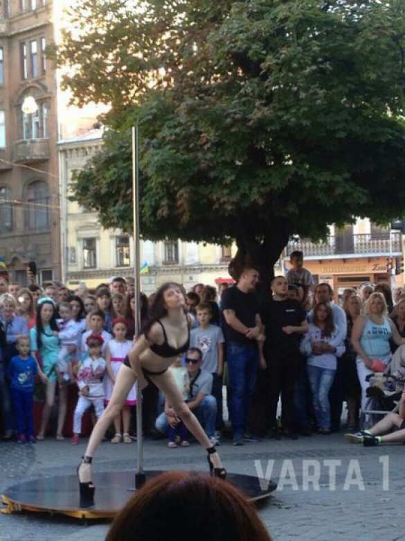 Львов отметил «День независимости» стриптизом в центре города (ФОТО, ВИДЕО) | Русская весна