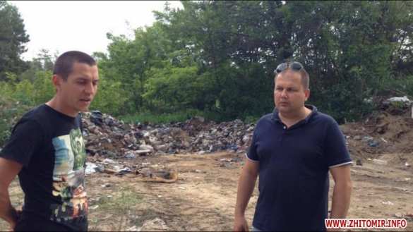 Мусорные войны: в Житомирской области водителей, выгружавших львовский мусор, заставили собрать его и уехать (ФОТО) | Русская весна