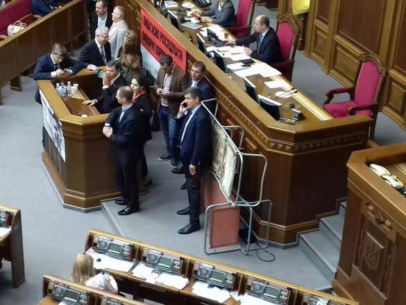 Ляшко пришёл в Раду с раскладушкой (ФОТО, ВИДЕО) | Русская весна