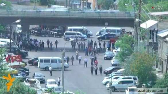 ВАЖНО: Захватившие здание полиции в Ереване требуют отставки властей и заявляют о начале переворота (+ВИДЕО, ФОТО) | Русская весна