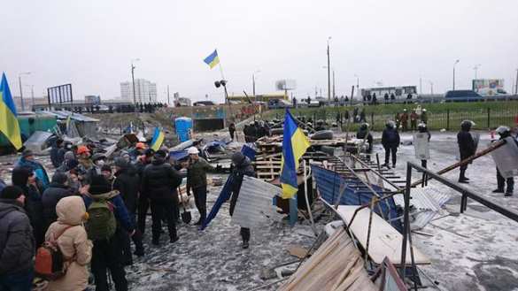 Массовые драки, баррикады и горящие шины: в Киеве сносят рынок (ФОТО, ВИДЕО) | Русская весна