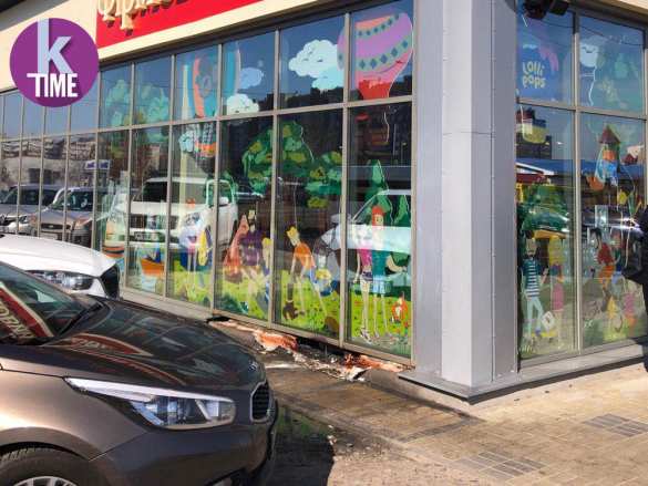 В Киеве горел магазин Roshen (ФОТО) | Русская весна