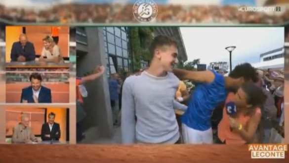 Французский поцелуй: теннисиста, поцеловавшего журналистку во время интервью, изгнали с матчей (ФОТО, ВИДЕО) | Русская весна