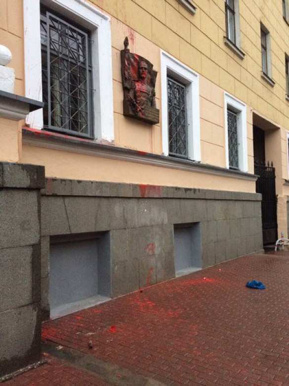 В Петербурге вновь облили краской доску Маннергейму (ФОТО) | Русская весна